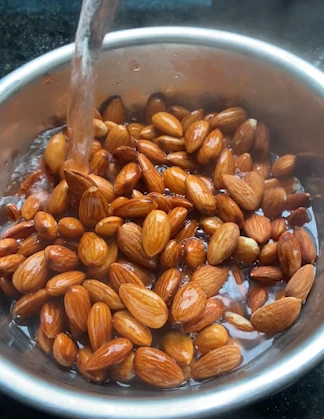 Mẹo tách vỏ lụa hạt hạnh nhân cực nhanh và dễ